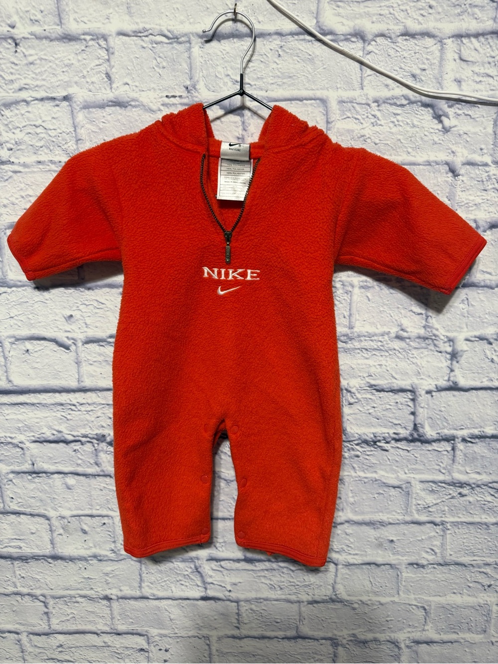 Vintage Nike one piece outfit 
Size 6/9 months 
Pre owned condition 
There is a